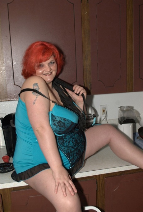 redhead housewife free img